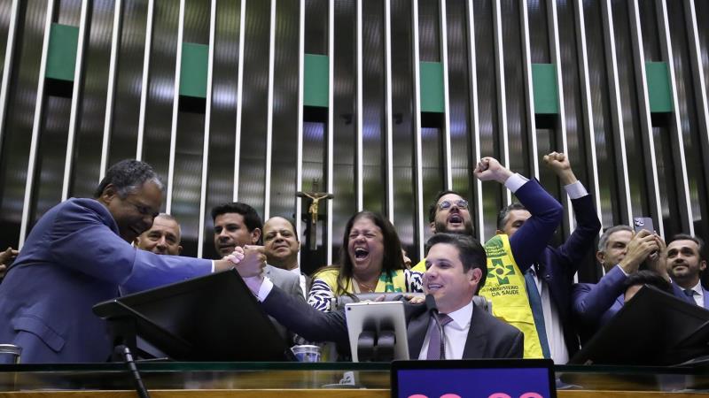 Antonio Brito, à esquerda, comemora aprovação da proposta com Hugo Motta e outros deputados.