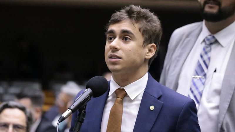 Nikolas afirmou ter votado enquanto cuidava da filha recém-nascida.
