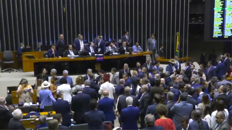 Câmara aprovou requerimento de Kim Kataquiri para que a votação da MP do IOF fosse adiada.
