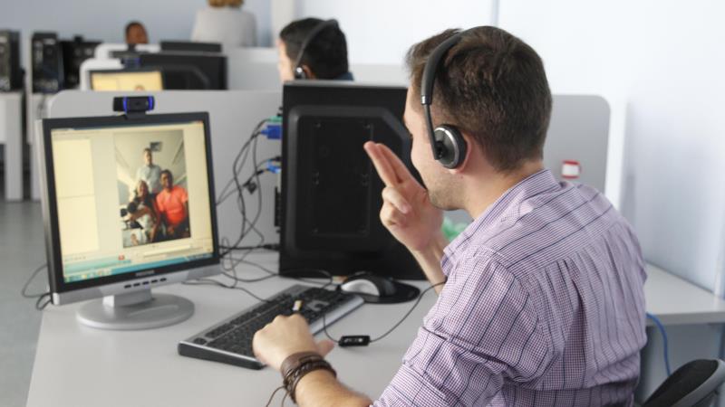 Iniciativa prevê instalação de recursos visuais e tecnológicos em serviços de saúde, educação e cultura.