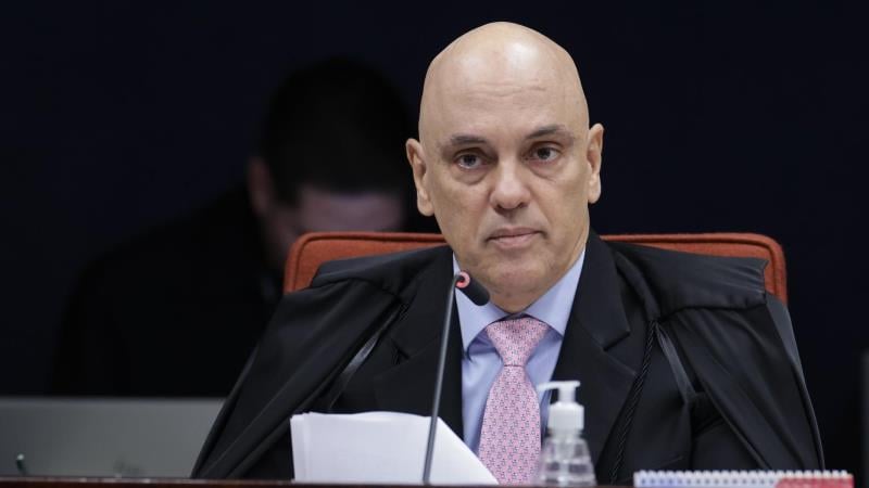 Moraes negou o pedido da defesa de Bolsonaro, alegando que ele descumpriu 