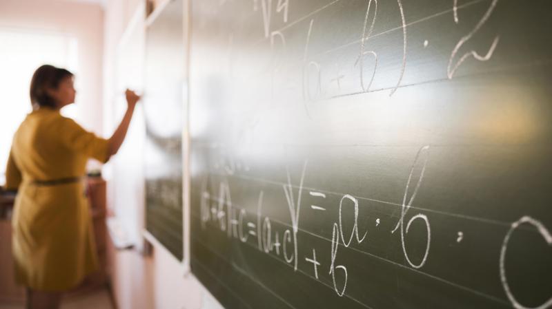 Relatora argumenta que o uso de contratos temporários vem sendo usado por prefeituras para sucatear os salários de professores.