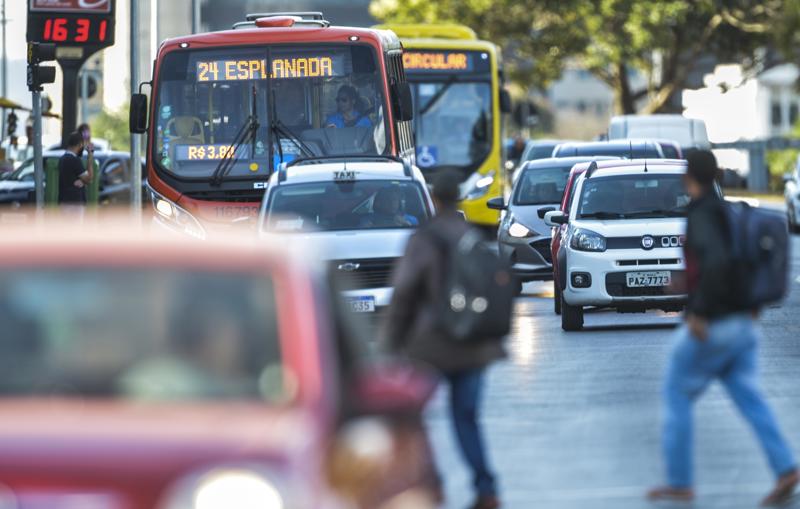 Ônibus em circulação na região central de Brasília.