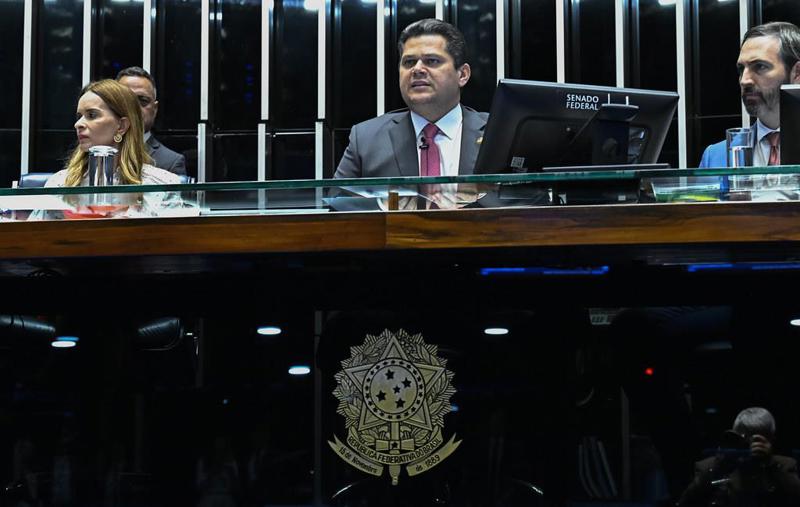 O texto foi aprovado em votação simbólica.