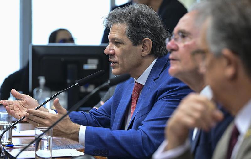 Governo não pretende elevar a carga tributária, mas corrigir distorções e acabar com benefícios desiguais, afirma Haddad em audiência na CAE.