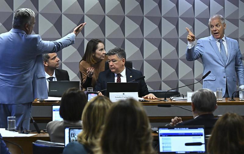 Reunião da CPMI foi marcada por bate-boca entre o depoente, Alessandro Stefanutto, e o relator da comissão, Alfredo Gaspar (em pé, à esquerda, na foto).