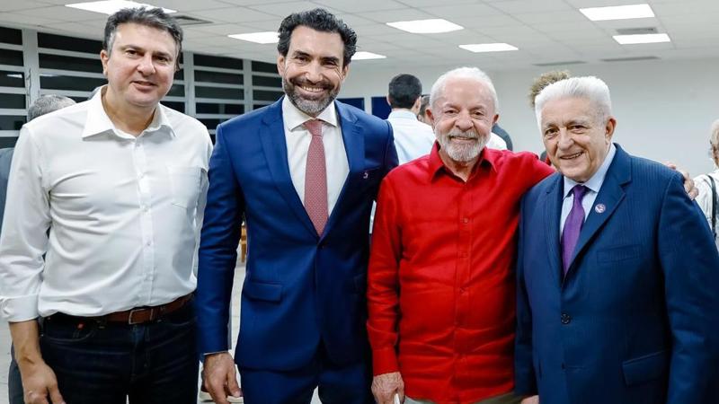 Da esquerda para a direita, o ministro da Educação, Camilo Santana; o CEO do iFood, Diego Barreto; o presidente, Lula; e o dono da Pague Menos, Francisco Deusmar de Queiroz.