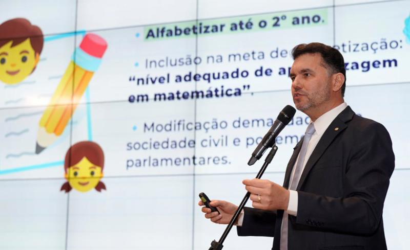 Moses Rodrigues apresenta o relatório do novo Plano Nacional de Educação.