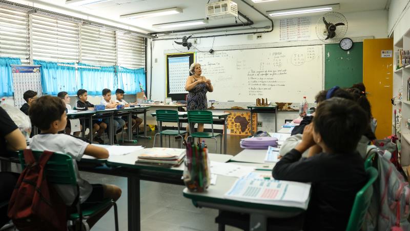 Salário digno, formação e estrutura escolar são pilares da transformação social e da democracia.