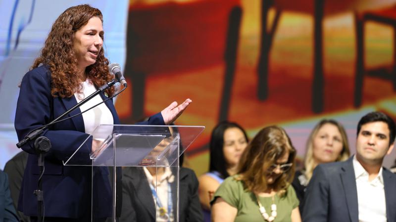 A ministra da Gestão e da Inovação em Serviços Públicos, Esther Dweck durante evento comemorativo do Dia do Professor, no Ginásio Educacional Olímpico (GEO) Isabel Salgado, no Rio de Janeiro.