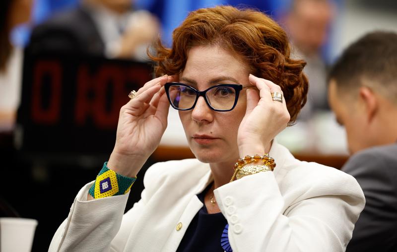 Carla Zambelli está na Itália, para onde fugiu para escapar da prisão imposta pelo Supremo. Aliados da deputada alegam 