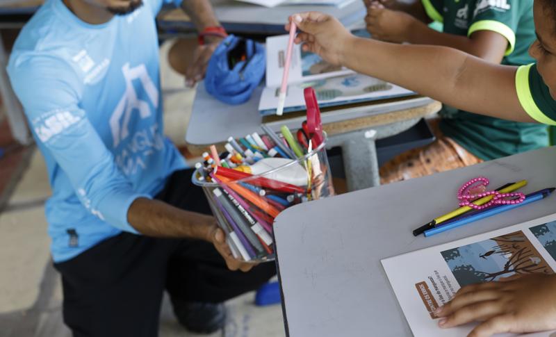 Crianças devem ser alfabetizadas até o final do 2º ano, com monitoramento e incentivo às redes de ensino.
