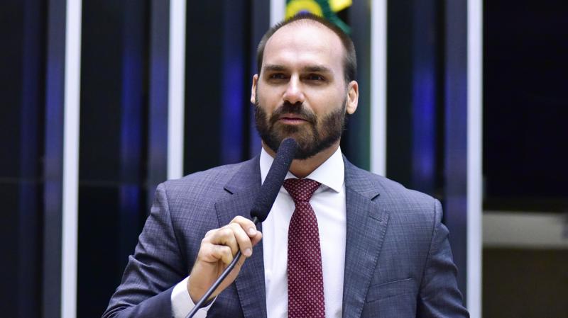 Eduardo Bolsonaro não possui advogado constituído nos autos da denúncia.