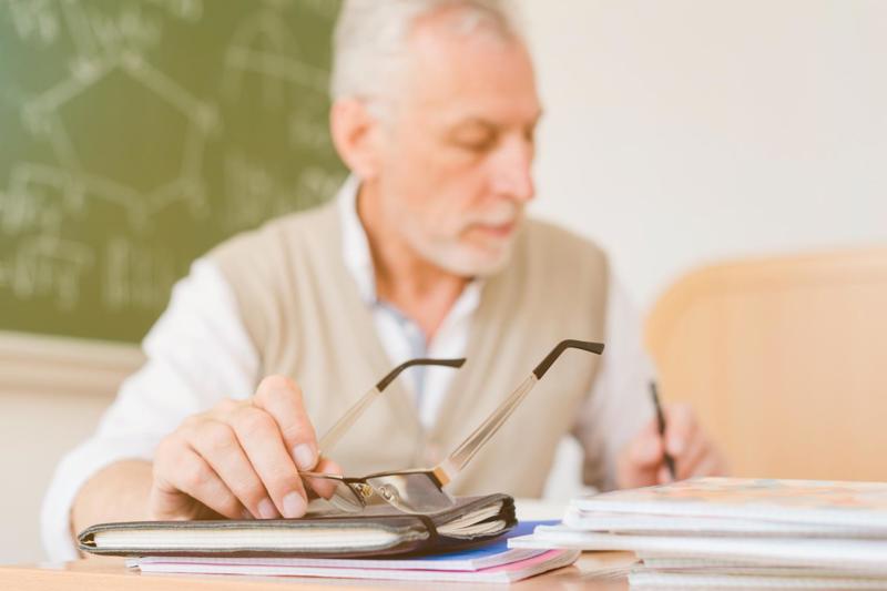 Projeto propõe condições especiais para professores renegociarem dívidas de até R$30 mil.