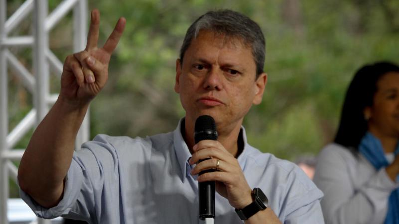PGR afirmou que articulação de Tarcísio pela anistia não configura crime, mesmo que no mérito ela seja inconstitucional.