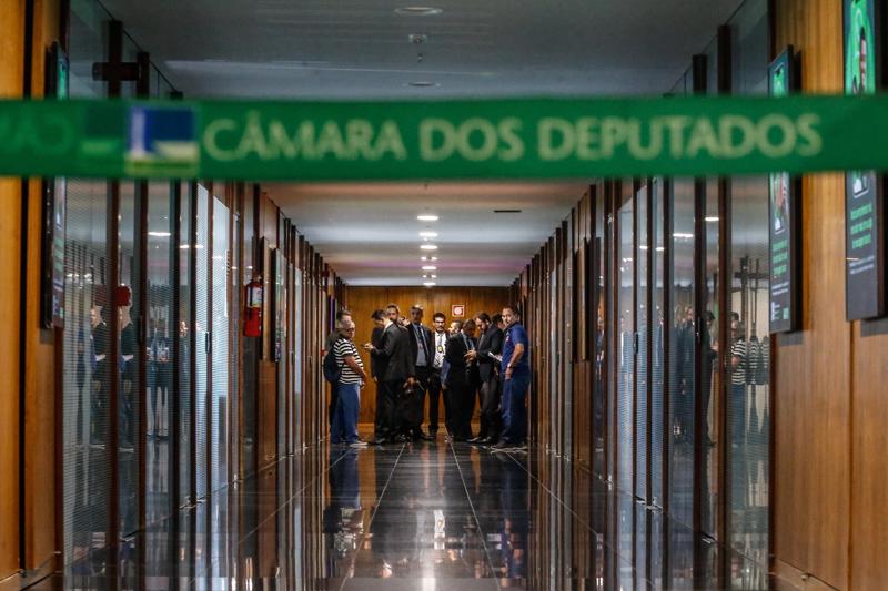 Agentes da PF cumprem mandado de busca e apreensão em gabinete na Câmara pela Operação Lesa Pátria, em 2024.