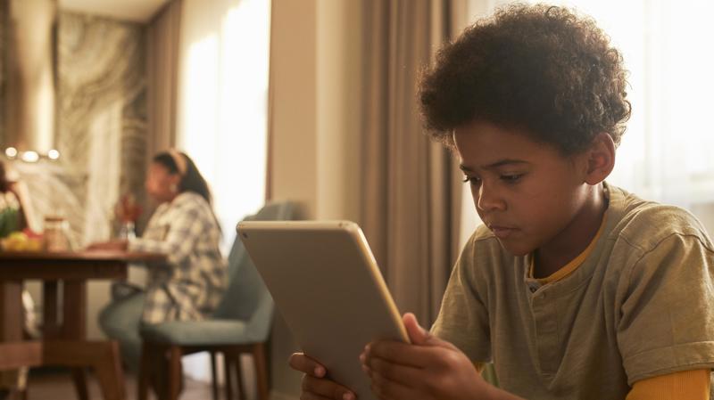 Deputados cobram das big techs ações por segurança infantil na rede.