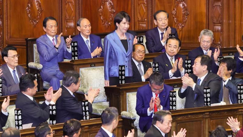Conservadora e antiga aliada de Shinzo Abe, Takaichi promete manter parte da antiga agenda política.