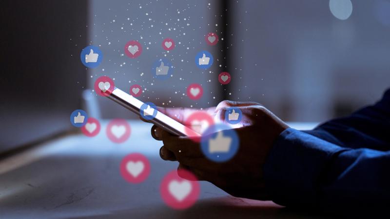 Uso estratégico das redes e da IA redefine campanhas e desloca o poder da rua para a tela.