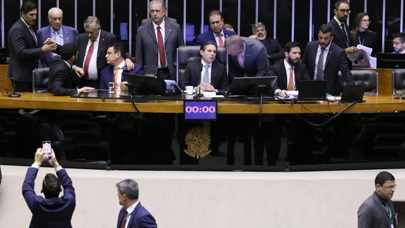 Presidente Hugo Motta criticou companhias aéreas por criação de passagem sem direito à mala de mão.