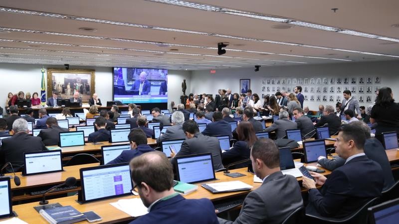 Medida aprovada propõe maior equilíbrio entre autonomia e controle legislativo, fortalecendo a transparência e a proteção ao consumidor.