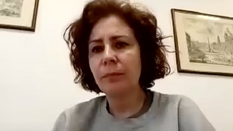 Parecer do Ministério Público é favorável ao envio da parlamentar ao Brasil para cumprir penas impostas pelo STF.