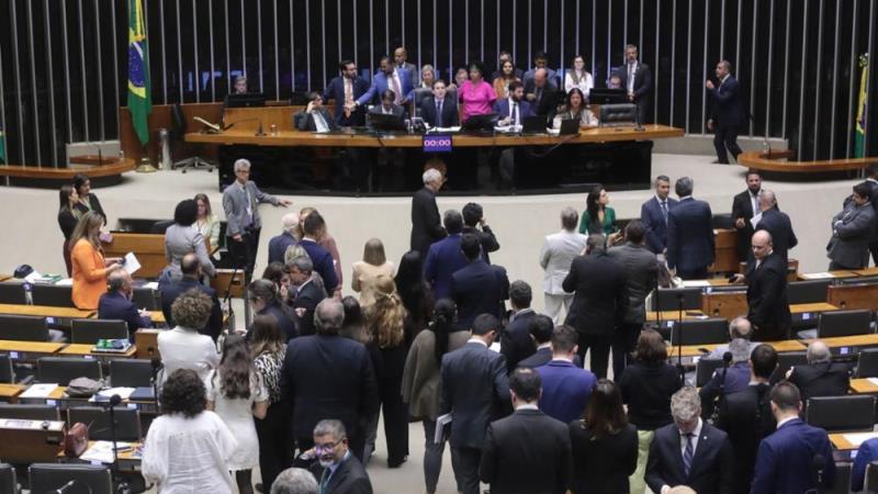 Com a aprovação da urgência, o texto segue para análise no Plenário.