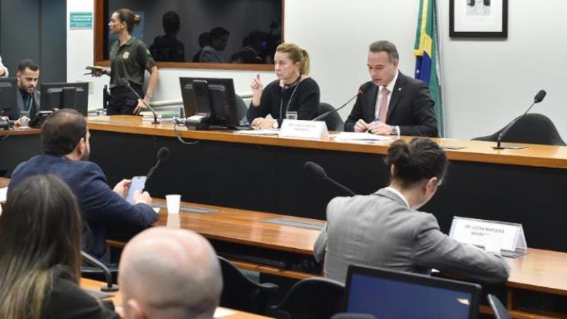 Eduardo Bolsonaro foi acusado de quebra de decoro e abandono do cargo. Líder do PT anunciou recurso.