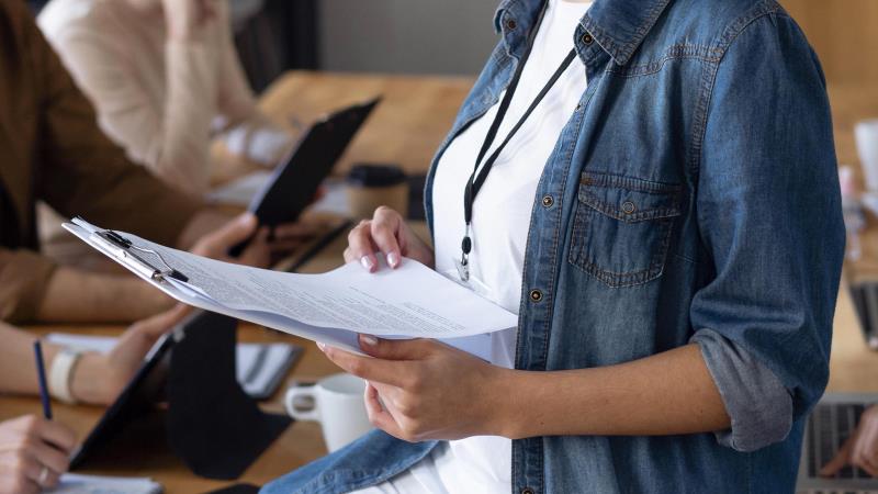 Salários atualizados, formação contínua e estrutura adequada elevam a qualidade do atendimento ao cidadão.