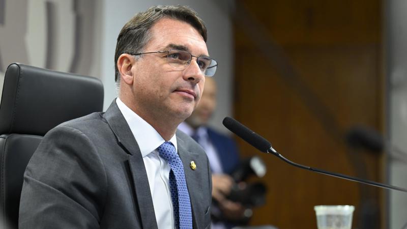 Publicação de Flávio foi em resposta a anúncio do secretário de Defesa dos EUA.