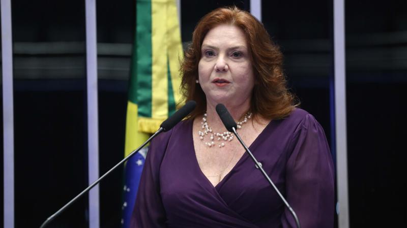 A relatora incluiu no texto a participação de fonoaudiólogos na equipe de atendimento.