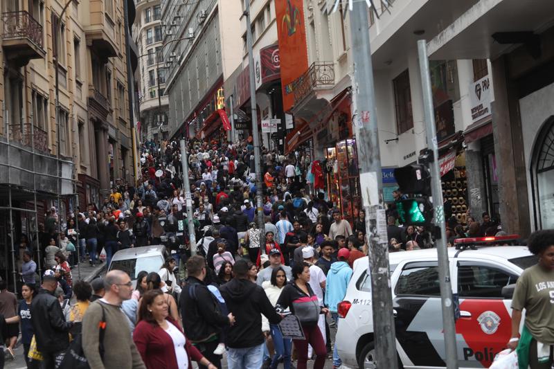Consumidores lotam a Ladeira Porto Geral no acesso à rua 25 de Março, no centro de São Paulo, região com grande número de micro e pequenas empresas. Consumidores lotam a Ladeira Porto Geral no acesso à rua 25 de Março, no centro de São Paulo, região com grande número de micro e pequenas empresas.