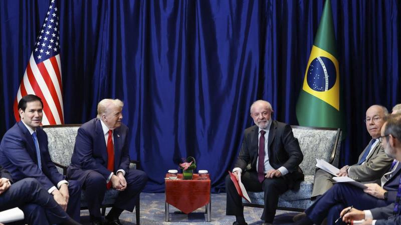 Encontro entre os presidentes durante o 47ª Cúpula da Associação de Nações do Sudeste Asiático.  Encontro entre os presidentes durante o 47ª Cúpula da Associação de Nações do Sudeste Asiático.