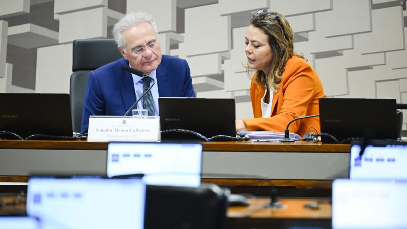 Leila Barros, relatora do projeto, e o presidente da CAE, Renan Calheiros, na reunião desta terça. Leila Barros, relatora do projeto, e o presidente da CAE, Renan Calheiros, na reunião desta terça.