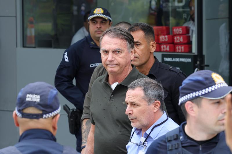 Bolsonaro foi condenado a 27 anos de prisão por tentativa de golpe.