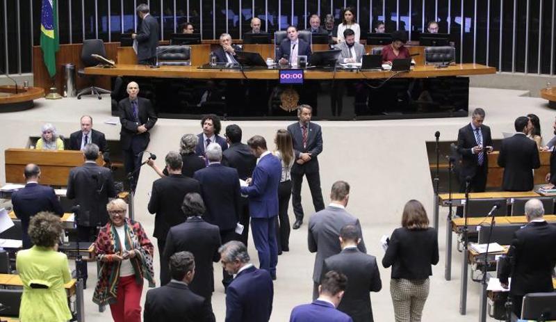 Sessão plenária aprovou urgência para projetos sobre saúde pública e combate à violência obstétrica.