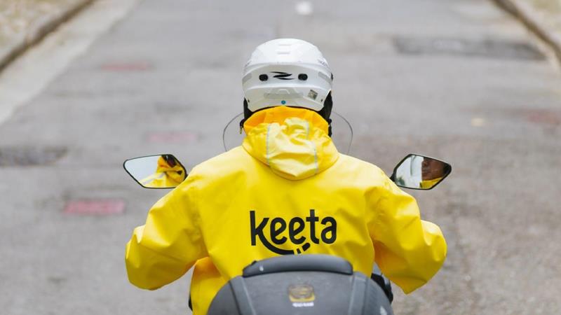 Participação da Keeta marca entrada da empresa chinesa no país em meio a alertas sobre condições de entregadores.