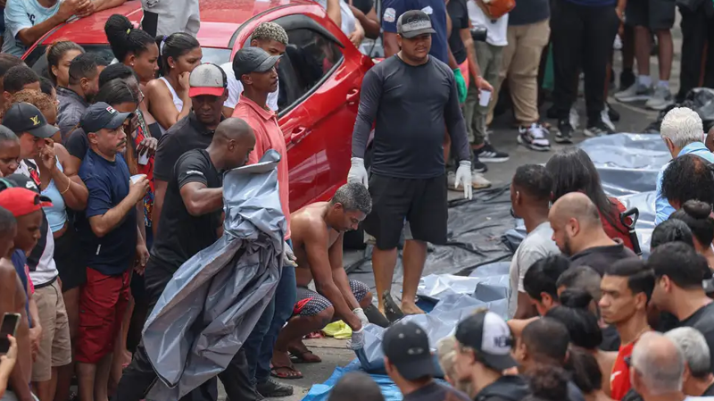 Dezenas de corpos foram trazidos por moradores para a Praça São Lucas, na Penha, zona norte do Rio de Janeiro. Dezenas de corpos foram trazidos por moradores para a Praça São Lucas, na Penha, zona norte do Rio de Janeiro.