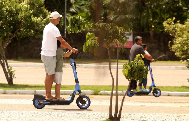 Projeto prevê o uso de patinetes em calçadas mediante autorização e sinalização. Projeto prevê o uso de patinetes em calçadas mediante autorização e sinalização.