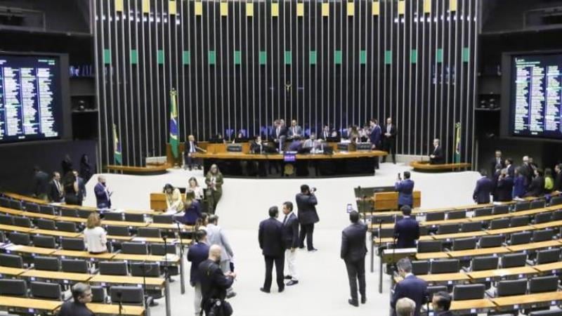 Texto veio acompanhado de mudanças na meta fiscal vigente, abrindo espaço de R$ 30 bilhões. Texto veio acompanhado de mudanças na meta fiscal vigente, abrindo espaço de R$ 30 bilhões.