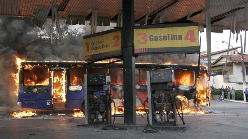 Ataque promovido contra ônibus por integrantes de facção criminosa em São Paulo. Ataque promovido contra ônibus por integrantes de facção criminosa em São Paulo.