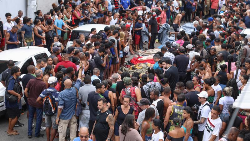 Dezenas de corpos foram transportados por moradores para a Praça São Lucas, na Penha, zona norte do Rio de Janeiro. Dezenas de corpos foram transportados por moradores para a Praça São Lucas, na Penha, zona norte do Rio de Janeiro.