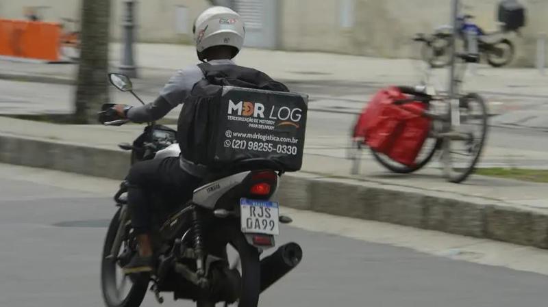 Trabalhador de entrega por aplicativo percorre ruas no centro do Rio de Janeiro. Trabalhador de entrega por aplicativo percorre ruas no centro do Rio de Janeiro.