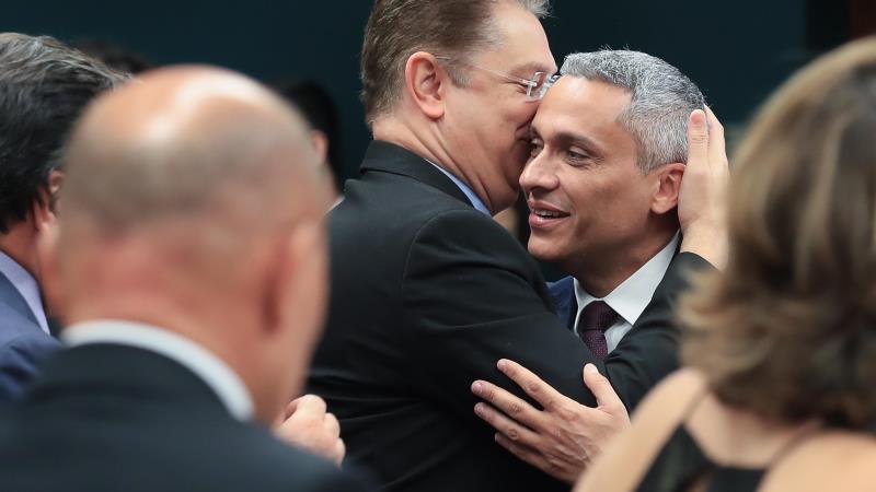 Gustavo Gayer recebe cumprimentos efusivos do líder do PL na Câmara, Sóstenes Cavalcante, após a CCJ aprovar a suspensão do processo contra ele. Decisão foi confirmada posteriormente pelo Plenário. Gustavo Gayer recebe cumprimentos efusivos do líder do PL na Câmara, Sóstenes Cavalcante, após a CCJ aprovar a suspensão do processo contra ele. Decisão foi confirmada posteriormente pelo Plenário.