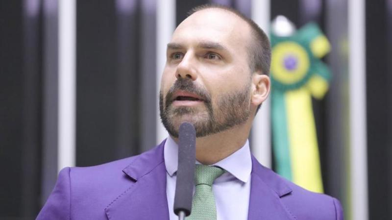 Eduardo atualmente mora nos Estados Unidos.