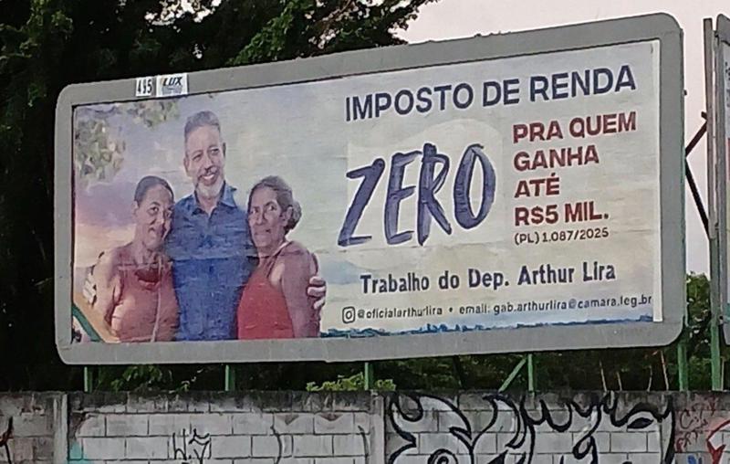 Arthur Lira apostou em outdoors para mostrar protagonismo na isenção do Imposto de Renda.