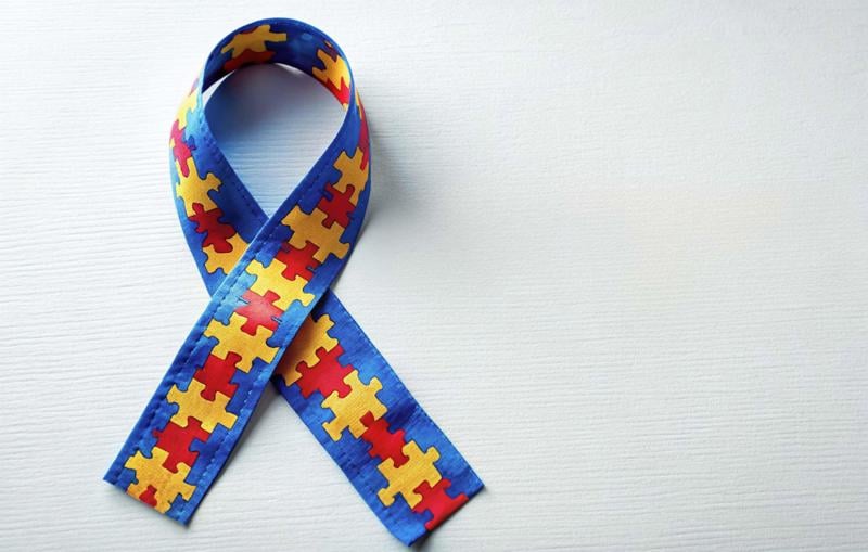 Relatório deverá incluir tanto políticas de saúde quanto de inclusão social e econômica de pessoas com TEA.