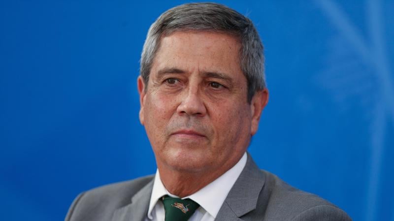 O então ministro do governo Bolsonaro, general Walter Braga Netto, durante entrevista.