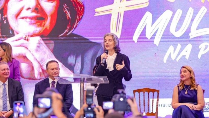 Na foto, a ministra Cármen Lúcia durante o seminário 