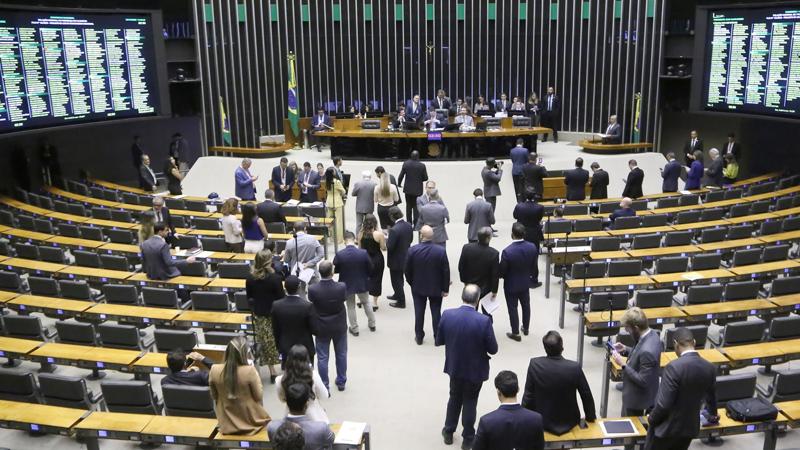 Aumento será aplicado em três parcelas de 8%. 